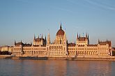 Novotel Danube erwartet die Gäste mit Hotelzimmern mit Aussicht auf dem Parlamentsgebäude und auf der Donau