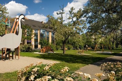 Garten mit Spielplatz im Hotel Kalvaria in Györ