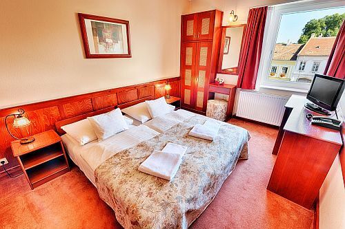 Bequemes und geräumiges Hotelzimmer im Hotel Irottkö in Köszeg zu günstigen Preisen