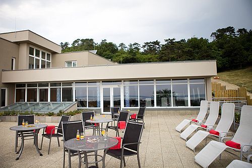 Hotel Zenit Vonyarcvashegy - ruhen Sie sich auf der Terrasse des Hotels Zenit aus