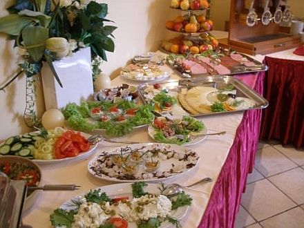 Ungarische und internationale Spezialitäten in dem Restaurant vom Hotel Lido in Ungarn, in dem Grüngürtelbereich von Budapest