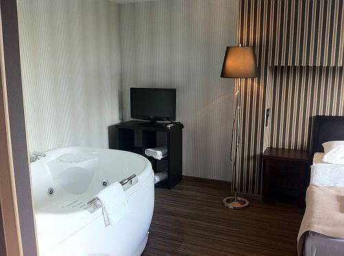 Jacuzzi im Zimmer in der Wellness Suite des Hotels Pest Inn in Budapest