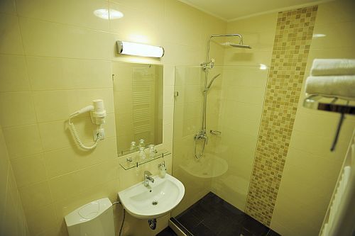 Park Hotel Gyula renoviertes schönes Badezimmer in Gyula