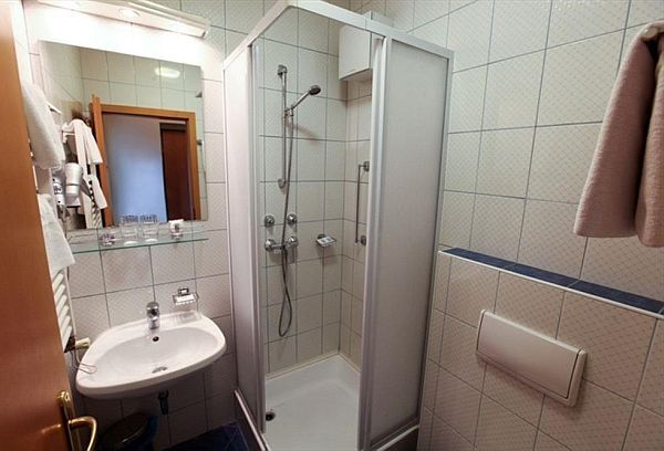 Badezimmer vom Hotel Sissi im Zentrum von Budapest