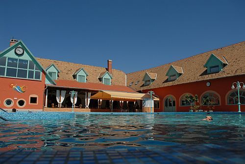 Termal Hotel Liget - äusseres Becken des 3.Sterne-Hotels in Erd,- Thermalhotel in der Nähe von Budapest