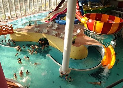Napfenyfurdo Aquapolis in Szeged verbunden mit Hotel Forras mit kostenlosen Benutzung für Hotelgäste